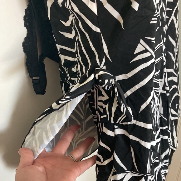 Gorgeous bathing suit. - Picture 4 of 7